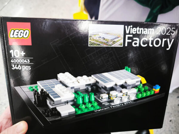 Véhicule LEGO Vietnam Factory 2025 en boîte, modèle de construction avec 346 pièces pour les amateurs de LEGO et de maquettes industrielles, à partir de 10 ans.