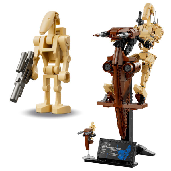 Détails d'un robot en briques LEGO Star Wars avec arme à main, figure de figurine miniature et lecture de panneau d'information sur une plateforme d'aile aérienne.