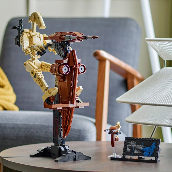 Légo Star Wars, modèle d'avion aérien intéractif, construit avec des briques en plastique, exposé sur une table dans un salon moderne.