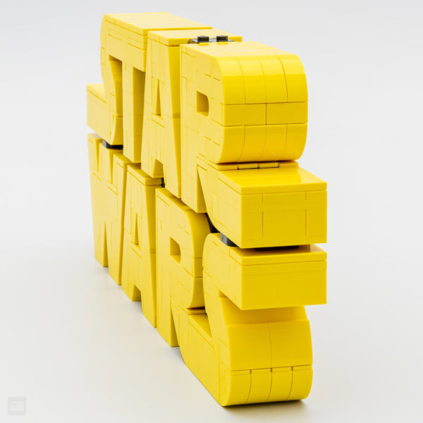 LARGE BRICK en LEGO, structure géante de blocs jaunes pour constructions créatives et décoratives.