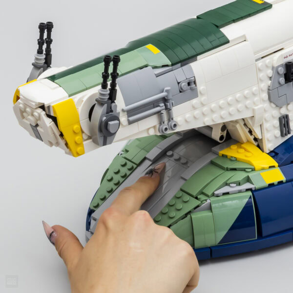 Véhicule de construction LEGO en forme de voiture de course, assemblage détaillé avec pièces colorées, parfait pour les fans de LEGO et de modélisme automobile.