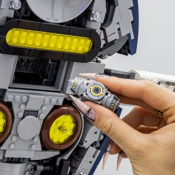 Légende pour le référencement : Pièce LEGO détaillée représentant un robot ou une figure futuriste, avec accent sur la qualité et la précision de la construction, mettant en valeur l'utilisation des briques LEGO innovantes pour la création de modèles précis et créatifs.