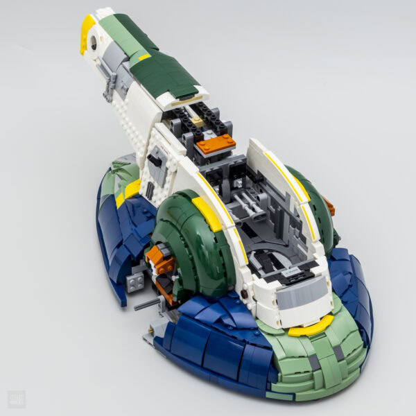 - Voiture de course en LEGO en construction, modèle détaillé avec des pièces colorées, parfait pour les fans de jouets créatifs et de LEGO.