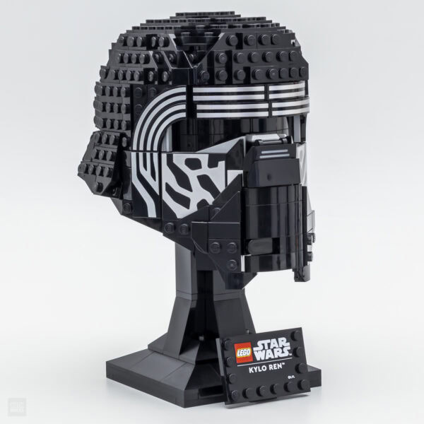 Lego Star Wars Kylo Ren en LEGO, sculpture en briques noires et blanches, représentant un casque de personnage célèbre, exposé sur socle avec plaque nominative.