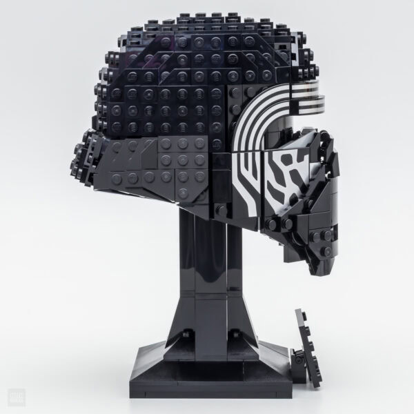 Head de Stormtrooper LEGO en noir et blanc, créé à partir de briques de construction, avec détails graphiques et un support noir.