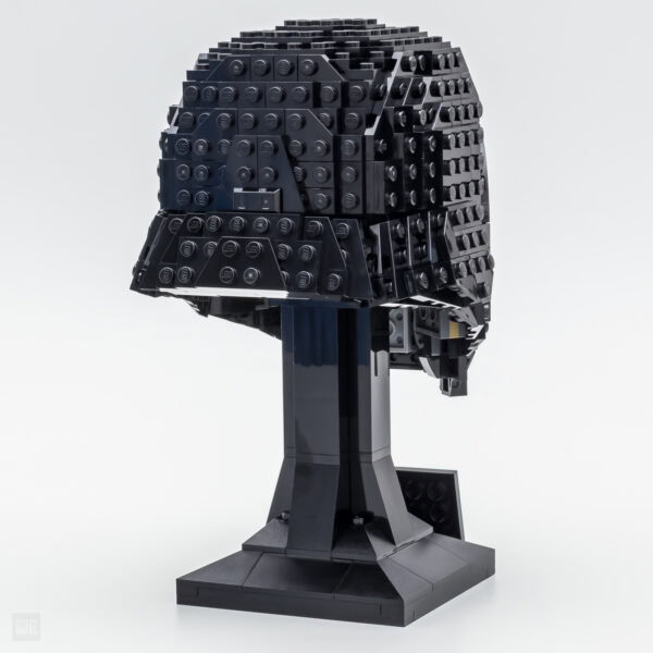 Lego Darth Vader en blocs de construction noirs sur une base solide.