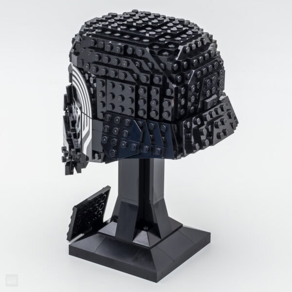Lego Star Wars casque de Dark Vador en briques noires sur socle, création artistique en LEGO, décoration geek et collection Star Wars, modèle emblématique en briques LEGO HOTH BRICKS.
