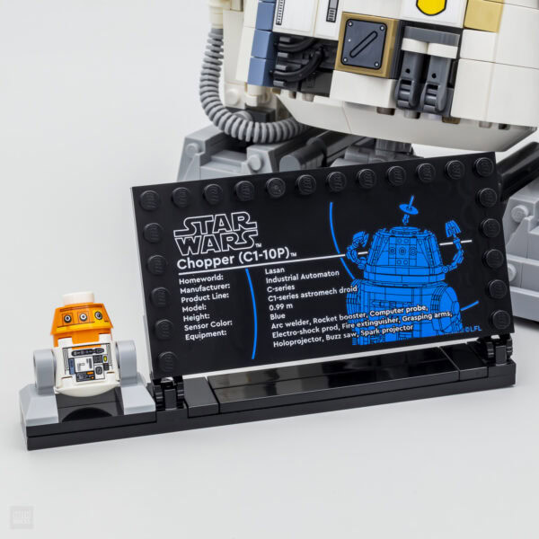 Chasseur de la saga Star Wars en modèle LEGO avec écran d’informations et figurine de droïde astromech, idéal pour collectionneurs et amateurs de Lego Star Wars.