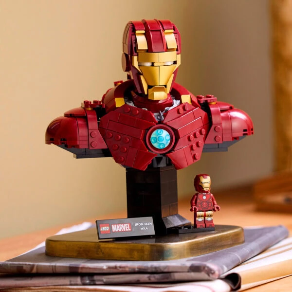 Lego Marvel Iron Man MK4 en briques de construction, statue détaillée d’Iron Man avec figurine miniature, idéale pour collection et décoration, modèle en briques pour adultes et enfants passionnés.