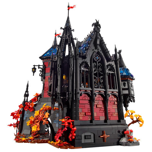 Massive château en LEGO noir et rouge avec fenêtres gothiques, tours pointues et détails architecturaux élaborés, parfait pour les fans de construction LEGO et d'architecture médiévale.