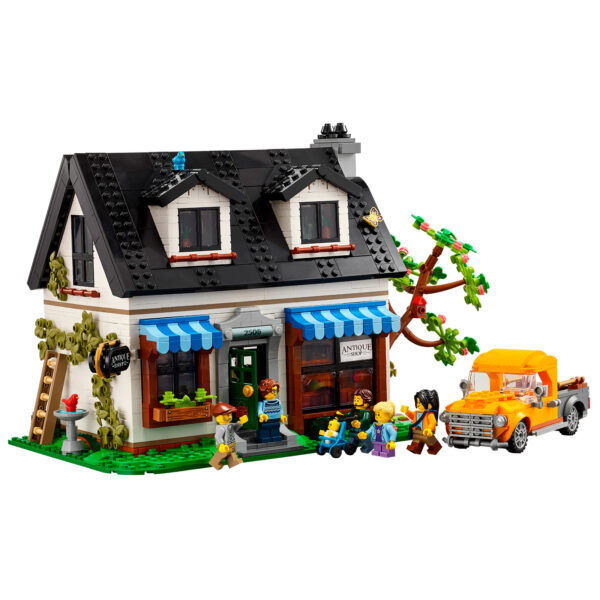 Sandrine, lego maison ancienne avec boutique et famille, décoration colorée et détails réalistes, réplique d’un petit commerce de quartier avec voitures, arbres et personnages.