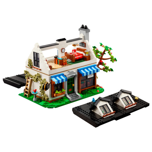 Une maison de ville en briques LEGO avec boutique, étage aménagé avec chambre, décorations florales et environnement coloré, idéal pour collectionner ou jouer.
