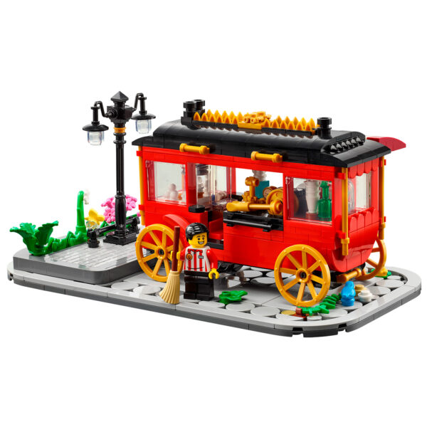 Chariot de marché LEGO rouge avec personnage et lampadaire, idéal pour la décoration de ville et la jouabilité, fabriqué par HOTH BRICKS.