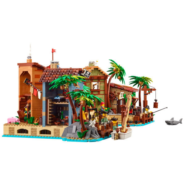 Colors vifs et détails complexes illustrant une scène de piraterie avec des éléments de construction Lego, arbres, personnages, animaux marins et décorations thématiques pour une expérience de jeu immersive.