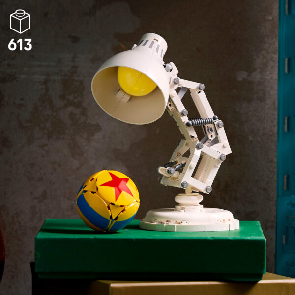 Lampe de bureau vintage en légo blanc avec boule jaune en légo et balle de football en légo colorée sur un bureau vert, décoration moderne en légo, accessoires créatifs en légo, objet design en légo, HOTH BRICKS.