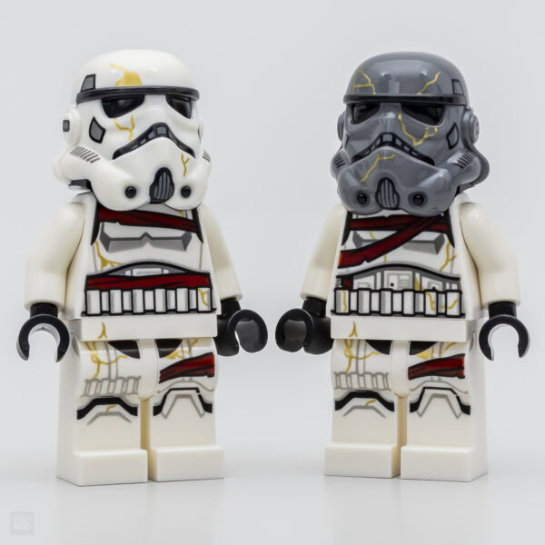 Un casque Stormtrooper LEGO Star Wars avec détails brisés et fissures, en blanc et gris, sur fond blanc, idéal pour collectionneurs et fans de LEGO Star Wars.