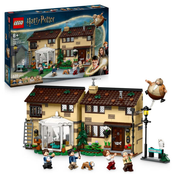 Près de un bâtiment de maison LEGO Harry Potter avec plusieurs personnages et accessoires pour une expérience de jeu immersive.