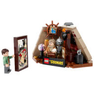 HOTH BRICKS, scène LEGO The Goonies, figurines de personnages emblématiques, décor de campement avec tente, panneau de direction, accessoires d'aventure et détails authentiques pour collectionneurs et fans.