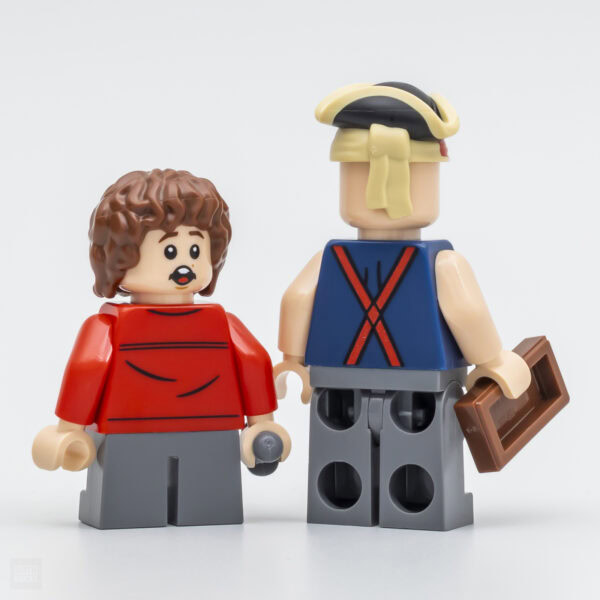 Jouets LEGO de style brickheads représentant un homme et une femme colorés et détaillés, parfaits pour la collection ou la décoration de bureau, avec une attention particulière aux accessoires et aux expressions faciales.