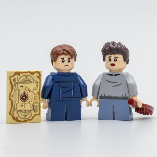 Légende: Personnages LEGO avec accessoires, style enfantin, figurines de construction, jouet créatif, famille, amusement, cadeau, décoration, atelier.