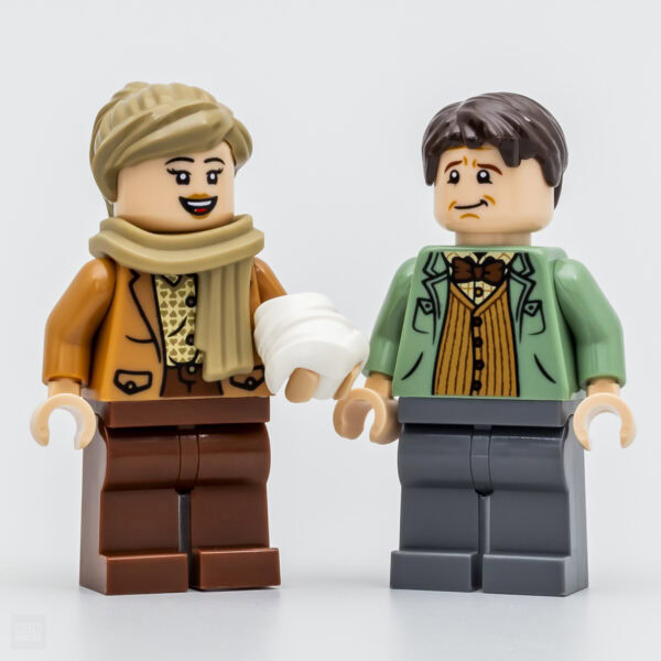 Peluches LEGO représentant deux personnages dans un style rétro, avec accessoires vintage, sur fond blanc, idéal pour collectionneurs et fans de Lego, mise en scène créative et ludique.