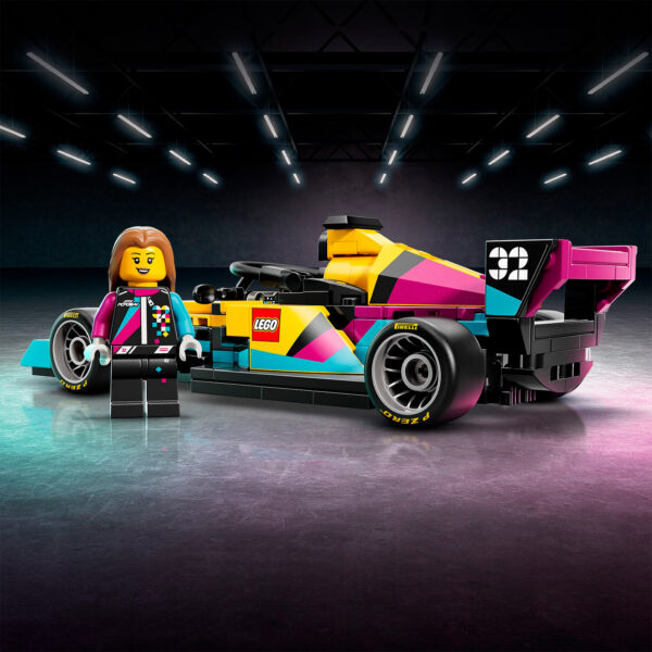 Véhicule de course LEGO F1 avec pilote minifig, couleur vive et design détaillé, conçu pour les fans de LEGO et de sport automobile, parfait pour la collection et le jeu créatif.