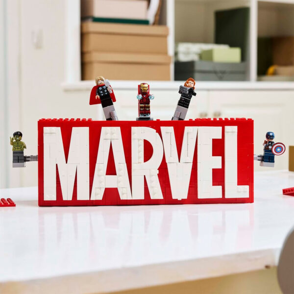 top lego marvel 76313 logo minifigures