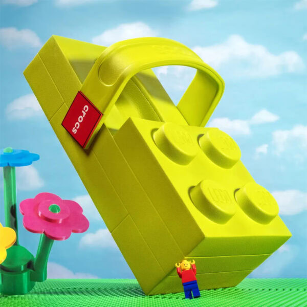 Nouvelle collaboration entre LEGO et Crocs avec une paire à 150 $ pour commencer