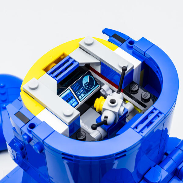 40921 lego scaled up blue astronaut minifigure review 6