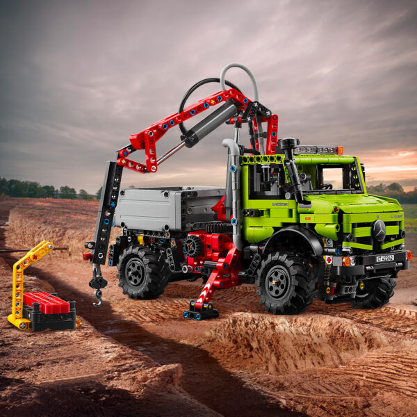 42242 LEGO Technic Mercedes Benz Unimog U5023 med kran 2