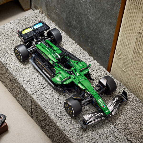 Lego Technic 42240 Aston Martin Aramco AMR25 8